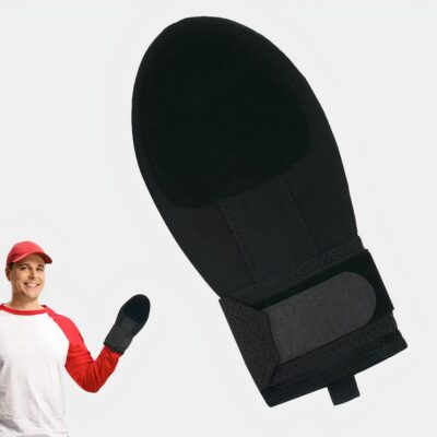 Photo d'une mitaine coulissante de baseball pour baserunning noire au premier plan et d'un joueur de baseball avec casquette rouge et teeshirt manches longues rouge et blanc en portant une à la main gauche, le tout sur un fond blanc