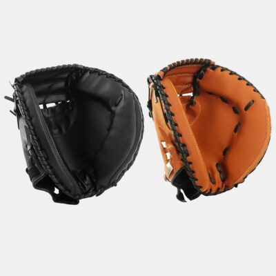 Photo de deux gants de baseball mitaine pour receveur l'un noir et l'autre marron sur un fond blanc