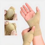 Gant sans doigts camel avec coussinets au niveau de l'articulation du pouce porté 2 mains. Une ouverte et l'autre dont le pouce touche le poignet de l'autre. 2 photos du coussinet à l'envers