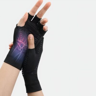 Mitaines noires portées par 2 mains. Une ouverte avec du rose et du violet au centre de la paume et l'autre dont le pouce est posé sur la paume de l'autre