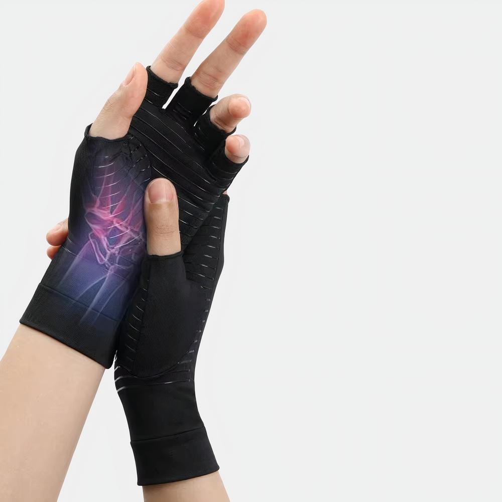 Gant de compression en fibre de cuivre Mitaines noires portées par 2 mains. Une ouverte avec du rose et du violet au centre de la paume et l'autre dont le pouce est posé sur la paume de l'autre