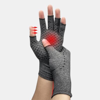 2 mains portent 2 mitaines grises un point rouge apparait au creux de la paume l'endroit où le pouce de l'autre main appuie. 4 flèches rouges apparaissent au niveau des doigts , du dessus de la main et du poignet