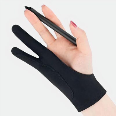 Une main portant un gant noir de 2 doigts et tenant un crayon noir