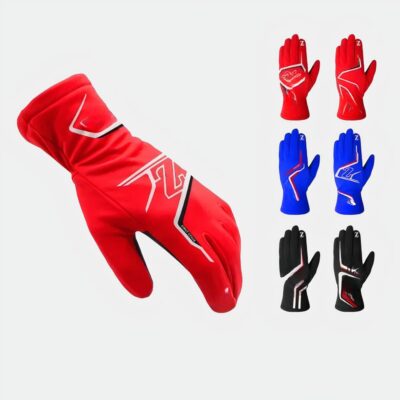 2 gants, rouges, noirs et bleus et un grand gant rouge avec un Z sur le dessus du gant
