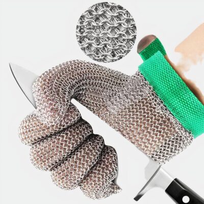 Gant en cote de maille avec bracelet vert qui serre un couteau de cuisine