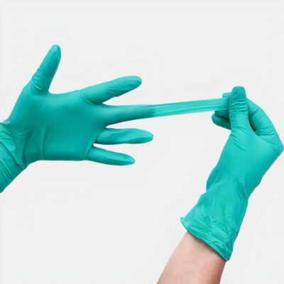 2 avant bras et 2 mains portant des gants verts en caoutchouc. Le pouce et l'indexe d'une main tire le gant du majeur de l'autre main