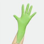 Un avant bras et une main gantée en vert. 50 PCS écrit en vert en haut à gauche de l'image