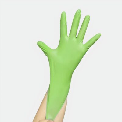 Un avant bras et une main gantée en vert. 50 PCS écrit en vert en haut à gauche de l'image