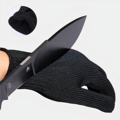 Main portant un gant noir avec un couteau sur fond blanc.