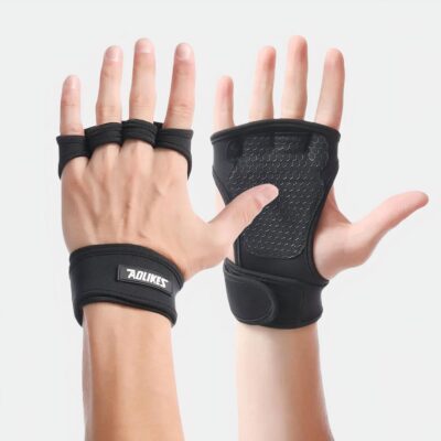 Mains portant des gants de musculation.