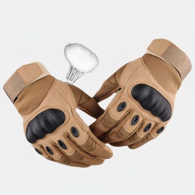 Gants marrons sur fond noir.