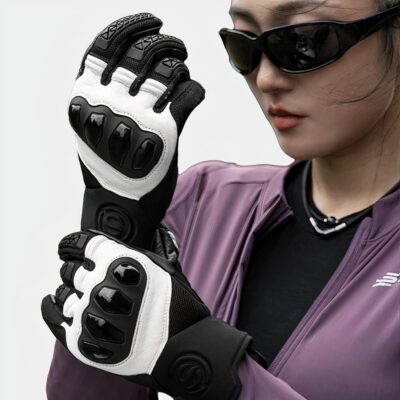 Femme portant des gants coqués noirs et blancs.