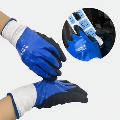 Mains portant des gants d'électricien bleus sur fond blanc.