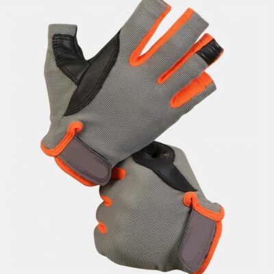 Photo d'une paire de gants d'escalade gris, orange et noirs demi-doigts à fermeture au poignet réglable et entre pouce et index, tissu épaissi et anti-dérapant, le tout sur un fond blanc