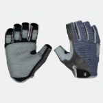 Photo d'une paire de gants d'escalade demi-doigts gris et bleus en maille avec protections en suédine, un gant vue paume et l'autre vue dos, le tout sur fond blanc