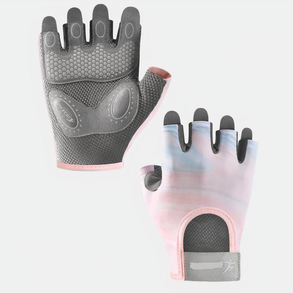 Gants d'escalade unisexe avec coussinets en mousse Photo d'une paire de gants d'escalade rose pâle et bleu pâle paume grise, avec coussinets épais main gauche sur un cune et côté paume et main droite au sol avec vie dos de main, le tout sur un fond gris cair