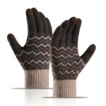 Gants marrons à motifs sur fond blanc.