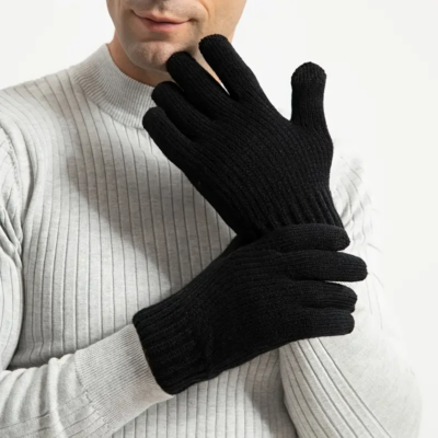Homme portant des gants noirs.