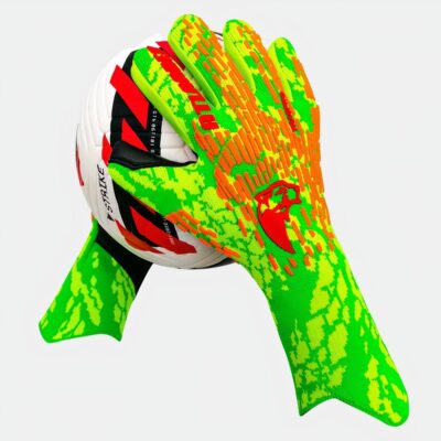 Gants de foot en latex souple vert et orange tenant un ballon.