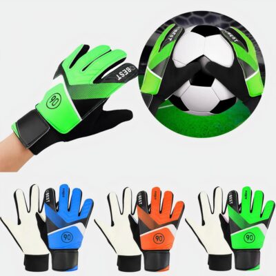 Gant de foot pour enfant touchant un ballon et des gants de différentes couleurs.