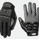 Photo de gants de football américain noirs et blancs pour homme avec protection en caoutchouc sur le dos de la main et anti-dérapant sur la paume, le tout sur un fond blanc