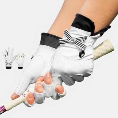 Photo représentant une golfeuse les mains sur le club portant des gants blancs sans bouts de doigts avec noeud sur le dessus de la fermeture et poignet haut noir, en second plan sur la gauche on a deux paires de gants représentant les deux modèles, l'un doigts pleins et l'autre mitaines, le fond est un parcours avec un plan d'eau