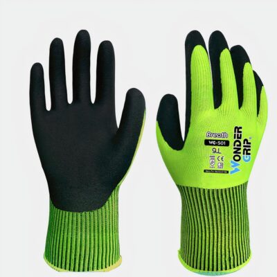 Gants de travail verts et noris sur fond blanc.