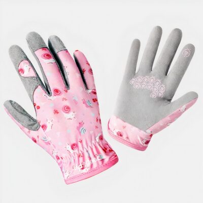 Photo d'une paire de gants pour enfants roses et gris à fleurs l'in montrant la paume et l'autre le dos , le tout sur un fond blanc