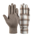 Photo d'une paire de gants d'hiver à carreaux sur le dos de la main et uni sur la paume avec le bout de l'index présentant un patch tactile, le tout sur fond blanc