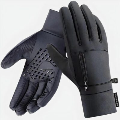 Gants noirs sur fond blanc.