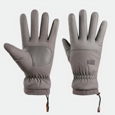 Gants gris sur fond de neige.