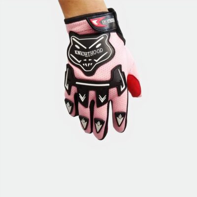 Photo d'un gant de moto ou motocross porté par une jeune personne, gant rose aux écussons de protection noirs et petit coussinet rouge au pouce, le tout suer un fond blanc