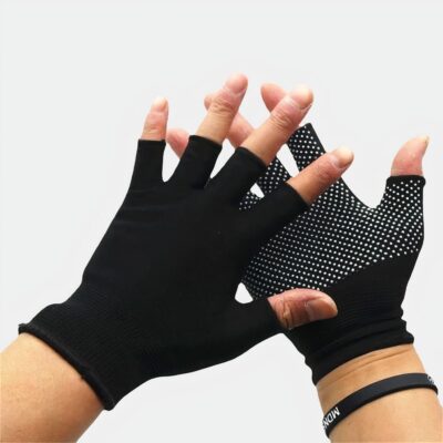 On voit deux mains qui portent des gants de contention noirs façon mitaine