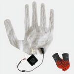 Photo d'un gant chauffant électrique blanc avec son câble et don bouton de commande et en bas à droite une paire de gants noirs et rouge chauffés, le tout sur un fond blanc