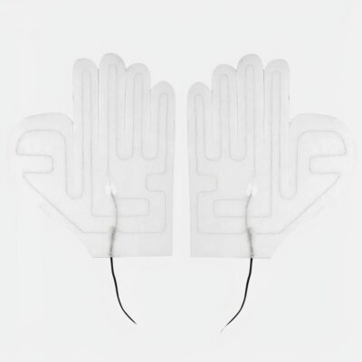 Photo d'une paire de sous-gants chauffants coussinets pour les mains et leur câble d'alimentation, le tout sur fond blanc
