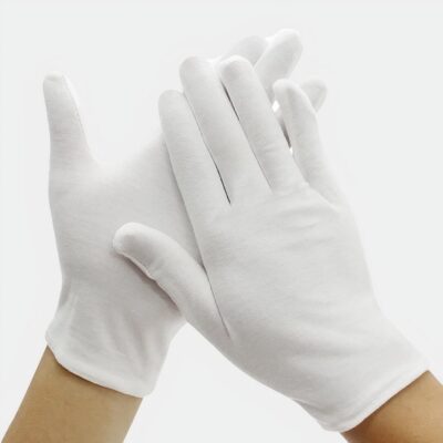 Sous-gants blancs portés par des mains sur fond blanc.