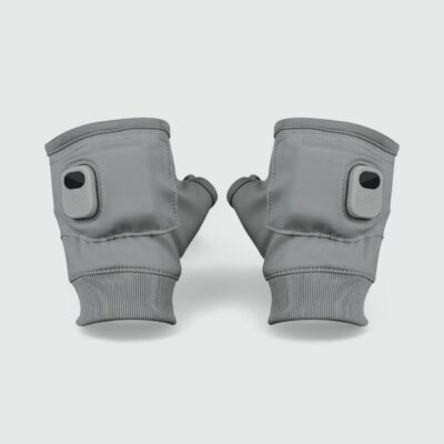 Gants chauffants Raynaud à batterie pour confort thermique optimal, gris, en forme de mitaine, avec batterie intégrée et écran d'affichage sur fond uni.