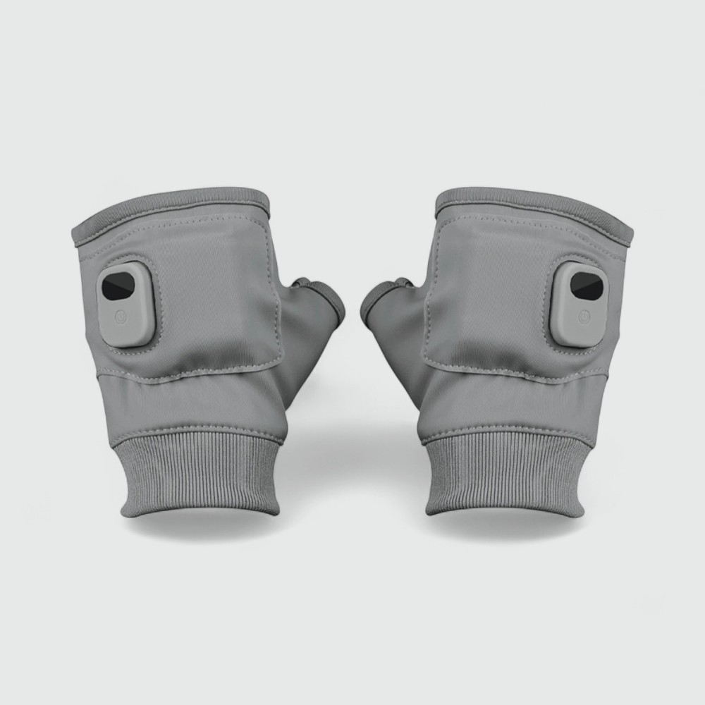 IMG_11_25_gants_chauffants_raynaud_batterie_confort_thermique_optimal_4 Gants chauffants Raynaud à batterie pour confort thermique optimal, gris, en forme de mitaine, avec batterie intégrée et écran d'affichage sur fond uni.