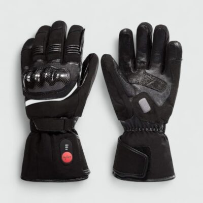 Gants moto chauffants à batterie et renforts rigides faisant office de protection, couleur noire carbone et bouton allumage rouge, sur fond uni.