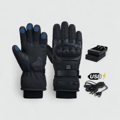 Gants moto chauffant homme étanche,tactile et rechargeable, noir avec protection TPU et bouton de chauffage, livré avec sa batterie alimentée par trois piles AAA et sont câble USB sur fond gris.
